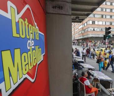 Venta de lotería en Medellín. FOTO: MANUEL SALDARRIAGA 