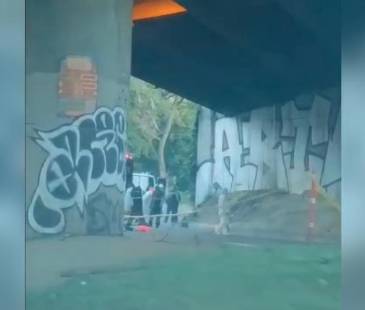 Levantamiento del cuerpo en la Regional. FOTO: CORTESÍA DENUNCIAS ANTIOQUIA