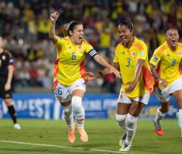 La capitana Daniela Montoya (Izq.) viene de anotar y asistir ante Perú por la 1.° fecha. <b><span class="mln_small-caps_mln">/FOTO: JUAN ANTONIO SÁNCHEZ</span></b>