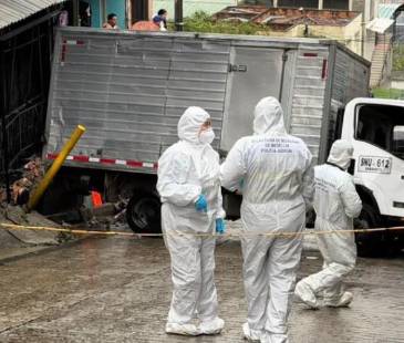 Levantamiento del cuerpo del menor e inspección del siniestro por parte de las autoridades. FOTO: CORTESÍA SECRETARÍA DE MOVILIDAD DE MEDELLÍN