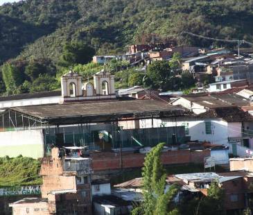 <span class="mln_uppercase_mln">Los</span><b><span class="mln_uppercase_mln"> uniformados fueron asesinados en el parque principal de Anorí. FOTO: CORTESÍA FUNDACIÓN JULIO C. HERNÁNDEZ</span></b>