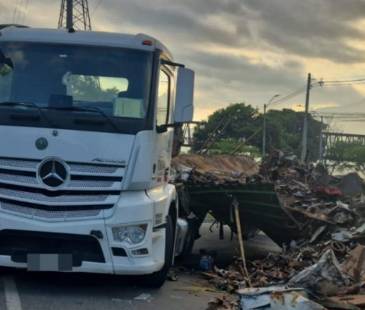 Volcamiento de vehículo en el retorno del batallón Pedro Nel Ospina, en la autopista Norte. FOTO: SISTEMA DE INFORMACIÓN VIAL DE BELLO