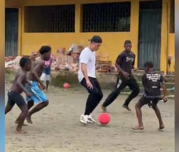 El futbolista Matheus Uribe jugando con los niños en el Chocó. FOTO: X @MAROVAAN