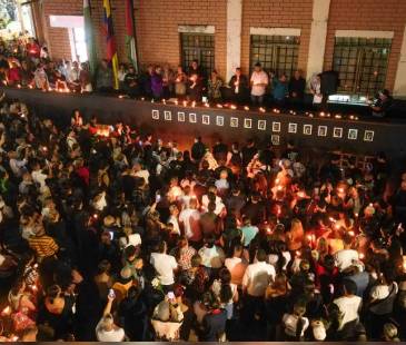 Velatón en Bello en memoria de los 17 fallecidos en accidente. FOTO: ALCALDÍA DE BELLO 