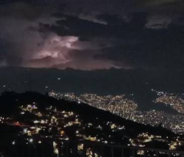 Truenos en el Valle de Aburrá. FOTO: CAPTURA VIDEO DENUNCIAS ANTIOQUIA