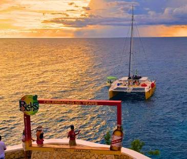 Atardecer en el Risk’s Café, inaugurado en 1974 como el primer bar y restaurante público de su tipo en los acantilados de West End en Negril, Jamaica. FOTO: JENNIFER VILLAFAÑE