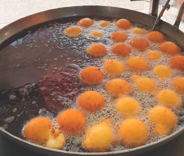 Los buñuelos son el gancho en muchas panaderías, no en vano suelen fritarlos en la entrada de las mismas. FOTO: JAIDER ESCOBAR