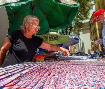 Venta de loterías y chances en Medellín. <b><span class="mln_small-caps_mln">/ FOTO: ARCHIVO – CAMILO SUÁREZ</span></b>