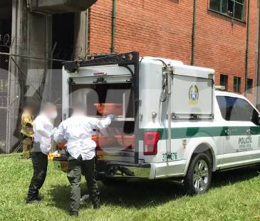 El cuerpo hallado en el río fue trasladado por la Sijín de la Policía a Medicina Legal. FOTO: LAURA ROSA JIMÉNEZ VALENCIA