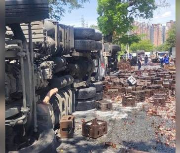 Así quedaron esparcidas las cajas en la vía. FOTO: CORTESÍA DENUNCIAS ANTIOQUIA