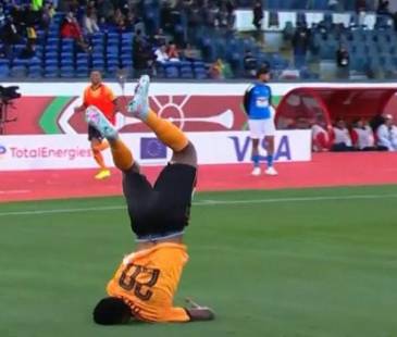 Futbolista Patson Daka casi se lesiona celebrando un gol con Zambia. FOTO: D.R.A