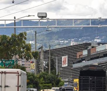 Esta es una de las nuevas cámaras de fotodetección de Envigado. Está ubicada en la avenida Regional antes del Viva Envigado. FOTO: CAMILO SUÁREZ