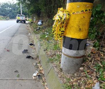 Este fue el lugar del accidente donde también se evidenciaron restos de los vehículos involucrados. <b><span class="mln_small-caps_mln">/FOTOS: ALEJANDRA MORALES</span></b>