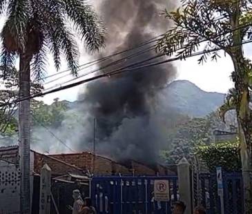 Las llamas dejaron daños materiales; no se reportaron personas lesionadas. FOTO: CAPTURA DE VIDEO CORTESÍA