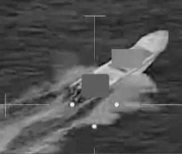 <span class="mln_uppercase_mln">Grabación</span><b><span class="mln_uppercase_mln"> del momento en el que fue bombardeada la embarcación. FOTO: TOMADA DE X @planoinforma</span></b>