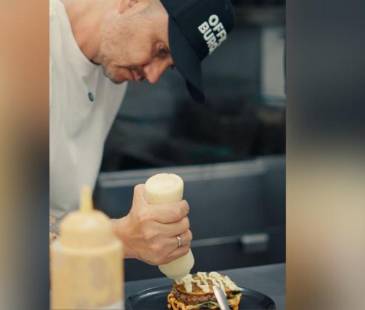 Él es Gustavo Calle preparando una de sus hamburguesas. <b><span class="mln_small-caps_mln">/ FOTO: CORTESÍA</span></b>