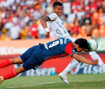Jeison Medina abrió el camino del triunfo Poderoso ayer ante Llaneros en el Atanasio, donde los hinchas volvieron a apoyar al equipo. FOTO: CAMILO SUÁREZ