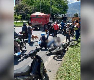 Este incidente que dejó un fallecido se presentó en Bello, a la altura de la glorieta de Niquia y se vieron involucrados una motocicleta y una volqueta. <b><span class="mln_small-caps_mln">/ FOTO: DENUNCIAS ANTIOQUIA</span></b>