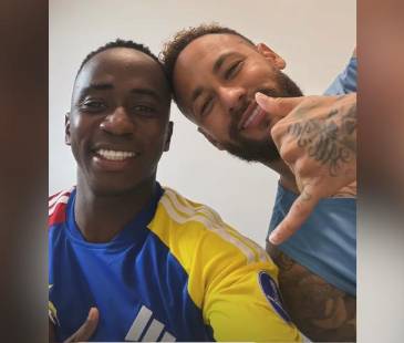 El futbolista colombiano Edwin Mosquera y el brasilero Neymar Jr. FOTO: @SHIRRASCO70