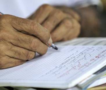 Para estudiar no hay edad y si usted es de los que todavía quiere aprender, aproveche para que lo haga con esta oportunidad que brinda Comfenalco. <b><span class="mln_small-caps_mln">/ FOTO: CAMILO SUÁREZ</span></b>