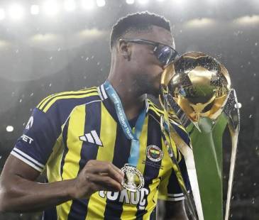 Jhon Jáder Durán celebrando su título con el Fenerbahçe. FOTO: @JADERDURAN9