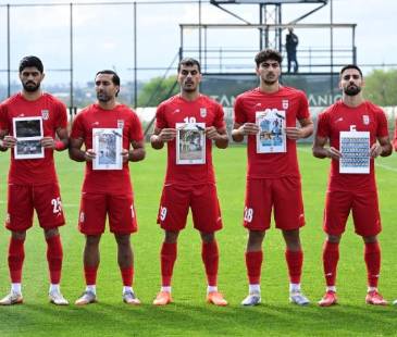 Los jugadores de Irán salieron a la cancha y posaron con fotos de niños asesinados en los bombardeos por Estados Unidos. FOTO: GETTY IMAGES