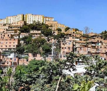 El operativo dejó como resultado información que permitió elaborar 72 informes técnicos por presuntos comportamientos contrarios a la integridad urbanística. FOTO: ALCALDÍA DE MEDELLÍN