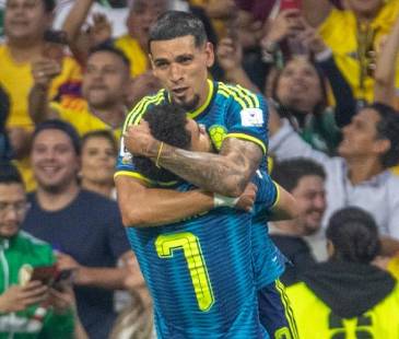 Daniel Muñoz (arriba) y Luis Díaz (abajo) celebrando el segundo gol de la Selección Colombia ante Uzbekistán. FOTO: JUAN ANTONIO SÁNCHEZ - ENVIADO ESPECIAL