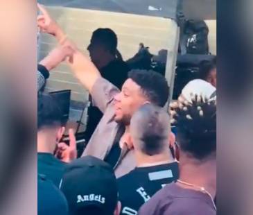 Frank Fabra cantando el ‘Pregón Verde’. FOTO: REDES SOCIALES