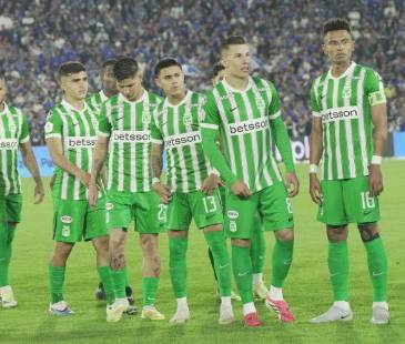 Cabizbajos salieron los jugadores de Nacional del terreno de juego en El Campín tras ser humillados nuevamente por Millonarios. FOTO: CORTESÍA NACIONAL