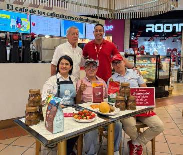 La marca lo encontró en Barranquilla y premió su ingenio. FOTO: X @JUANVALDEZCAFE