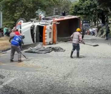 <span class="mln_uppercase_mln">El</span><b><span class="mln_uppercase_mln"> hecho fue atendido por la Secretaría de Movilidad de Copacabana, con apoyo de la concesión Vinus. FOTO: CORTESÍA ALCALDÍA DE COPACABANA</span></b>