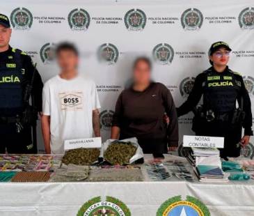 Captura de alias La Chinga y alias Lenis, presuntos integrantes del grupo delincuencial El Trianón. FOTO: POLICÍA METROPOLITANA DEL VALLE DE ABURRÁ