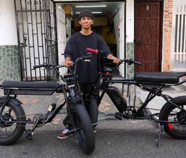 Mateo Bonolly González, creador de las bicicletas eléctricas a bajo costo en Medellín. FOTO: CORTESÍA ALCALDÍA DE MEDELLÍN
