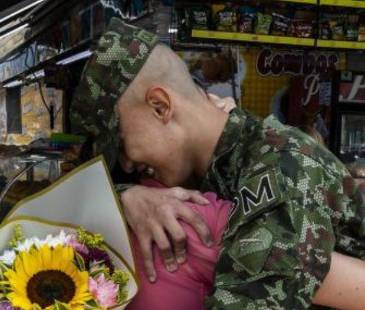 Sandra Milena Calderón y su hijo Juan José se unieron el 8 de mayo en un extenso abrazo, tras el emotivo encuentro, que se dio en una cafetería, a unos pocos pasos de su sitio de trabajo. FOTOS: CAMILO SUÁREZ