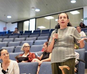 Cuidadoras exponiendo esta semana sus inquietudes y sugerencias al Concejo. FOTO: ALCALDÍA DE MEDELLÍN