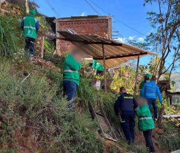 Las autoridades detuvieron algunas construcciones y le pusieron el ojo a otras que no cumplían con los requisitos. FOTO: ALCALDÍA DE MEDELLÍN