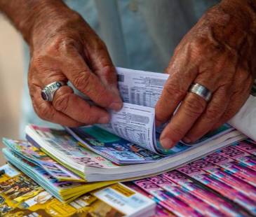 Venta de loterías en Medellín. FOTO: CAMILO SUÁREZ