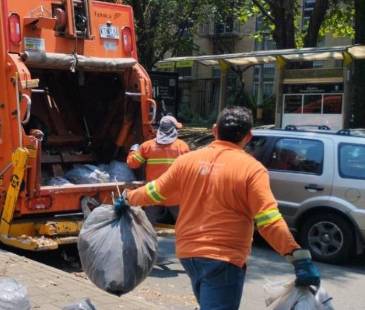 Recolección de basuras en Medellín. FOTO: EMVARIAS