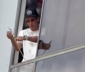 <span class="mln_uppercase_mln">Los</span><b><span class="mln_uppercase_mln"> sujetos fueron grabados por los vecinos cometiendo esta irresponsabilidad. FOTO: TOMADA DE VIDEO </span></b>