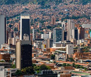 Actualmente, Medellín tiene 2,5 millones de habitantes, 200.000 más de los que tenía en 2014 cuando se realizó el POT actual. FOTO: CANVA