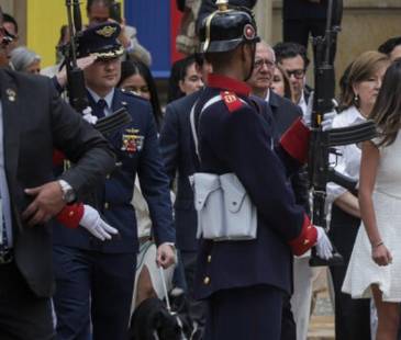 Vestido de blanco y acompañado de algunos funcionarios y sus hijos Antonella y Nicolás Alcocer, Gustavo Petro salió de la Casa de Nariño. FOTO: COLPRENSA