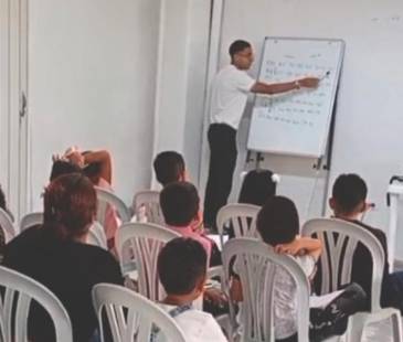 La escuela es liderada por Johan Ortiz (de camiseta blanca) integrante de la Orquesta Son Imperial. En las clases también comparten sus conocimientos otros miembros de la agrupación. FOTOS: CORTESÍA