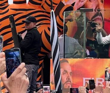 El candidato llegó escoltado y fue recibido con euforia. FOTO: CORTESÍA