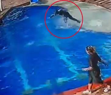 La patrullera Stefanny Zapata no lo pensó dos veces para lanzarse a la piscina. FOTO: CAPTURA DE VIDEO
