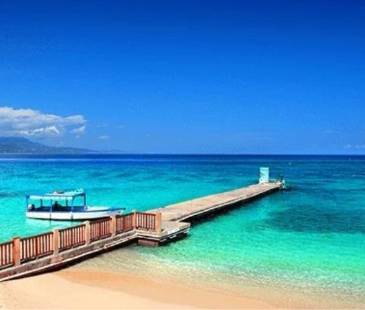 Muelle de Doctor’s Cave Beach Club<span class="mln_small-caps_mln"> en Montego Bay, Jamaica, famoso por sus aguas turquesas cristalinas. FOTO: WINGO</span>