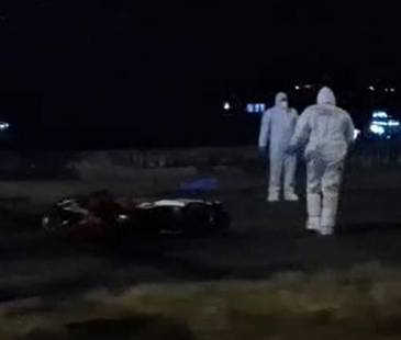 Levantamiento del cuerpo. FOTO: CAPTURA DE VIDEO CORTESÍA DENUNCIAS ANTIOQUIA