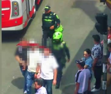 <span class="mln_uppercase_mln">Así</span><b><span class="mln_uppercase_mln"> cogieron a los tres falsos agentes de la Sijín. FOTO: CORTESÍA ALCALDÍA DE MEDELLÍN</span></b>