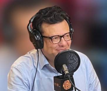 El acto responde a hechos ocurridos durante su ejercicio periodístico entre 2004 y 2009, en cumplimiento de un acuerdo ante la CIDH. FOTOS: INSTAGRAM @HOLLMAN.MORRIS Y X @CCAJAR