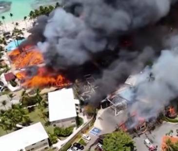 Los huéspedes evacuados que perdieron sus pertenencias reciben ayuda para la expedición de nuevos pasaportes. FOTO: CAPTURA DE VIDEO YOUTUBE AFP